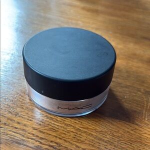 MAC Cosmetics Loose Powder - Silver Dusk
Discontinued shade.